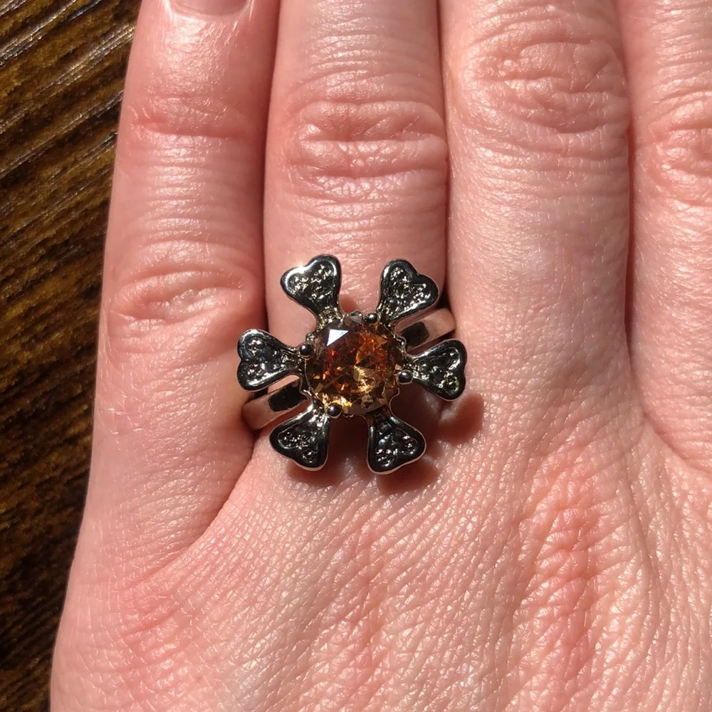 BOGO NWOT Daisy costume jewelry ring, size 8 - Picture 2 of 4